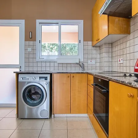 Private Room In Shared Apartment Гостевой дом Пафос