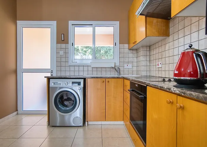 Private Room In Shared Apartment Гостевой дом Пафос